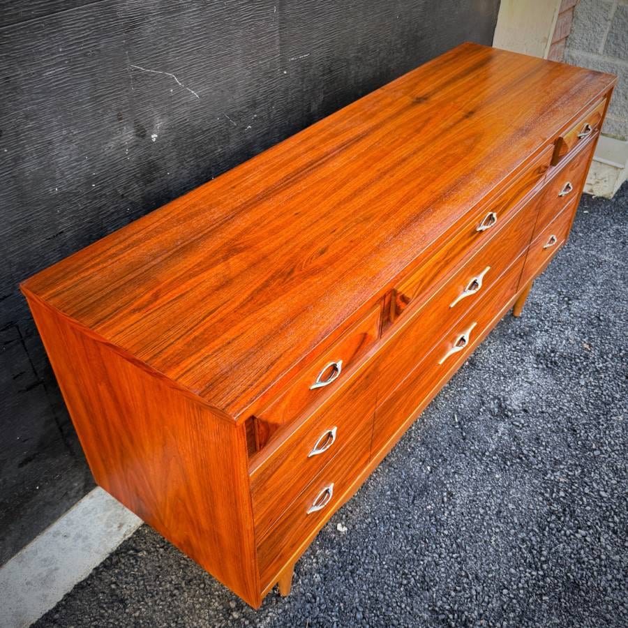 Stunning refinished mid century modern walnut 9 drawer dresser — photograph 6 of 7