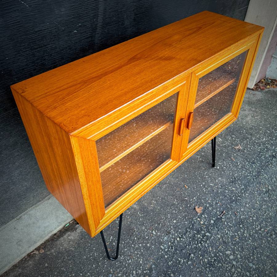 Mid century modern compact teak and glass atomic credenza — photograph 6 of 6