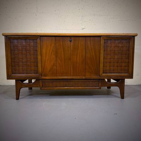 Beautiful mid century modern walnut chest — photograph 2 of 6