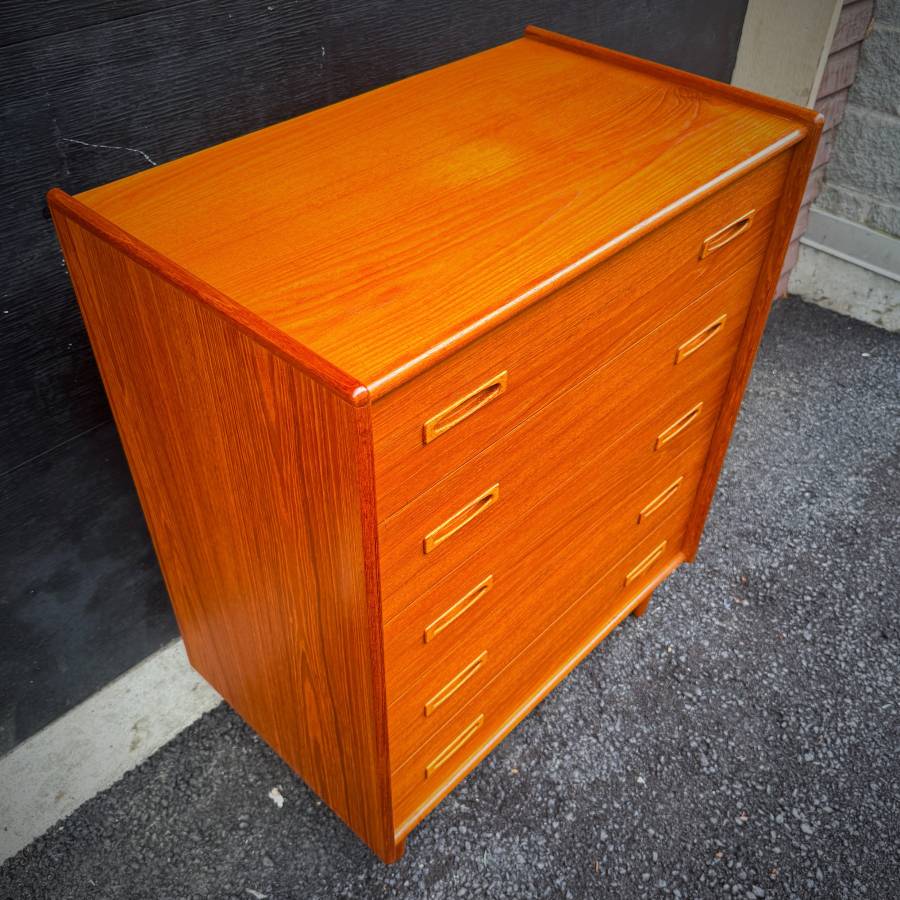 Stunning mid century modern teak tall boy dresser — photograph 6 of 6