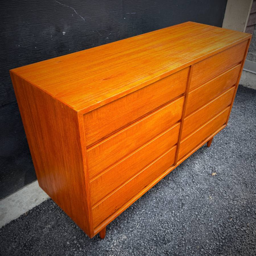 Beautiful danish modern teak 8 drawer dresser — photograph 5 of 7