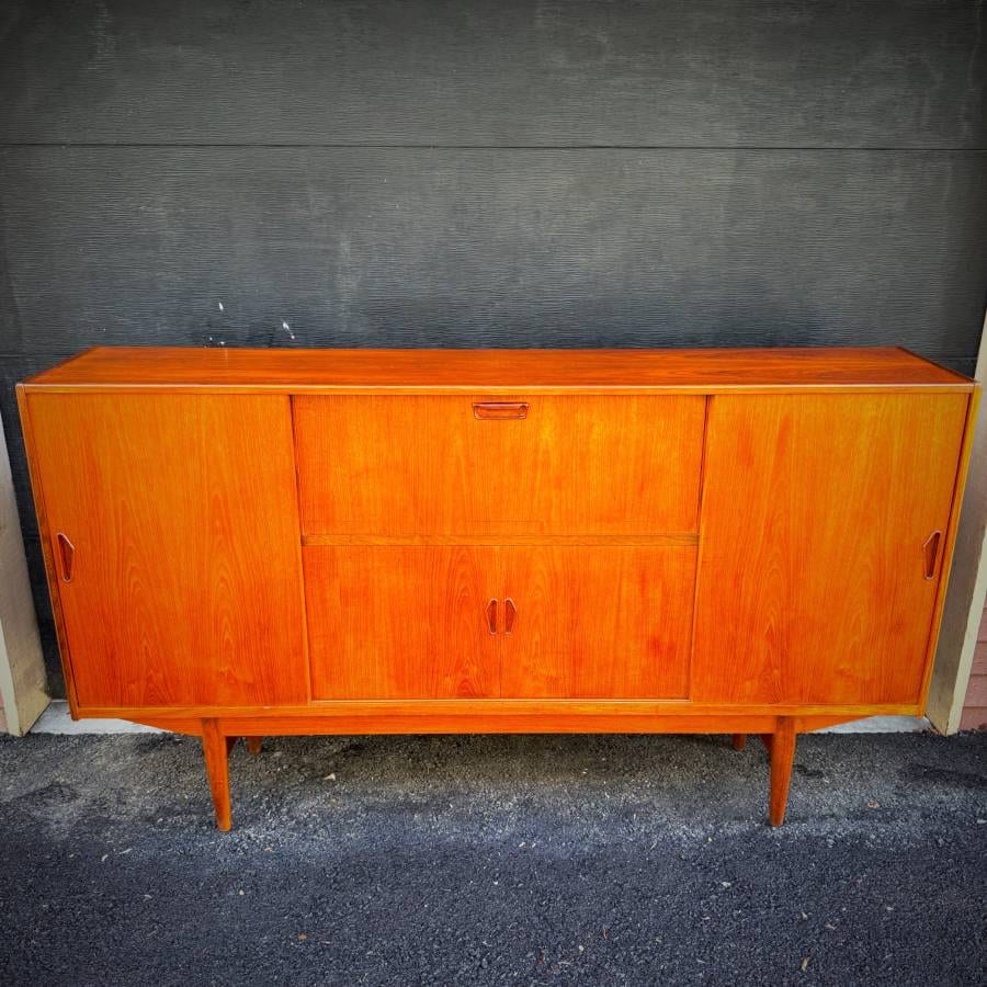 Extra large mid century danish modern teak sideboard — photograph 4 of 11