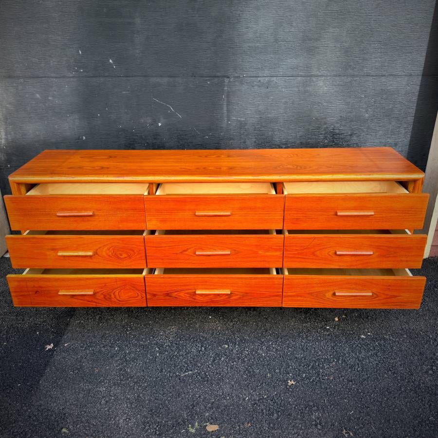 Mid century modern teak 9 drawer dresser — photograph 5 of 6