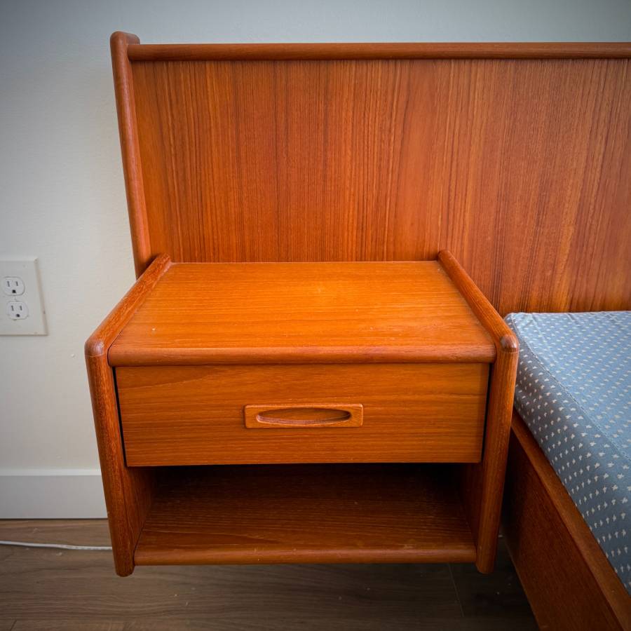 (pending) Rare MCM King teak bedframe with floating nightstands — photograph 6 of 9