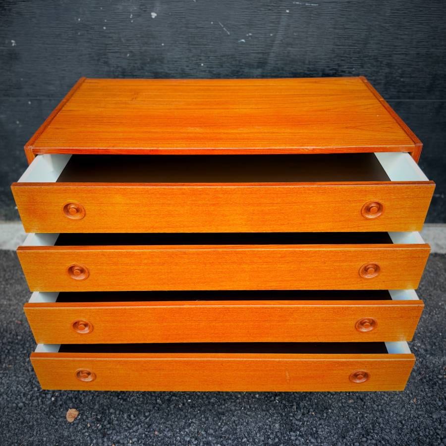 Beautiful danish modern compact teak four drawer dresser — photograph 6 of 6