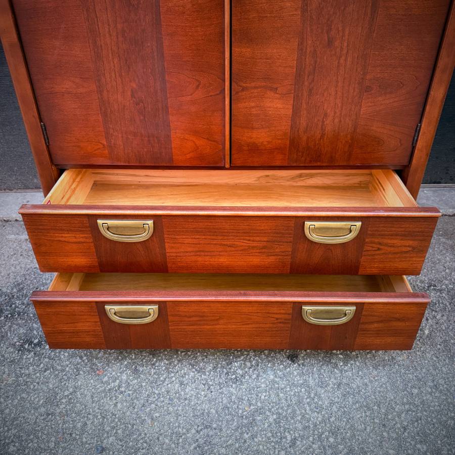 Large mid century modern rosewood chest of drawers by Deilcraft — photograph 6 of 6