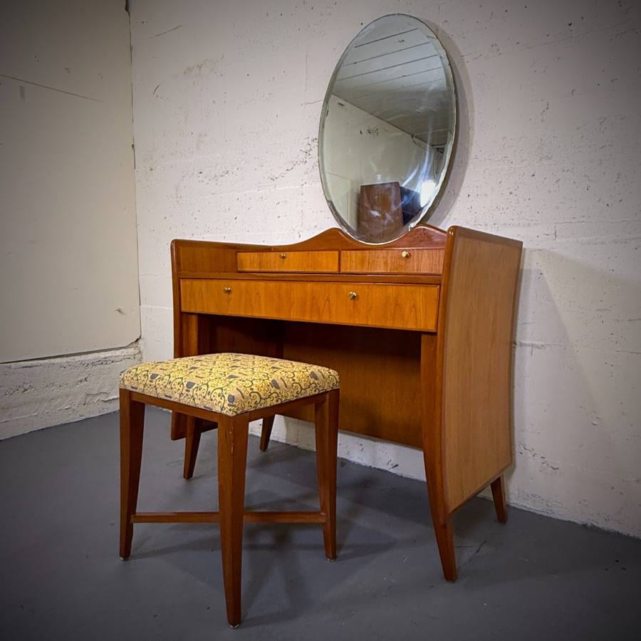 Beautiful mcm vintage teak vanity with mirror — photograph 3 of 9