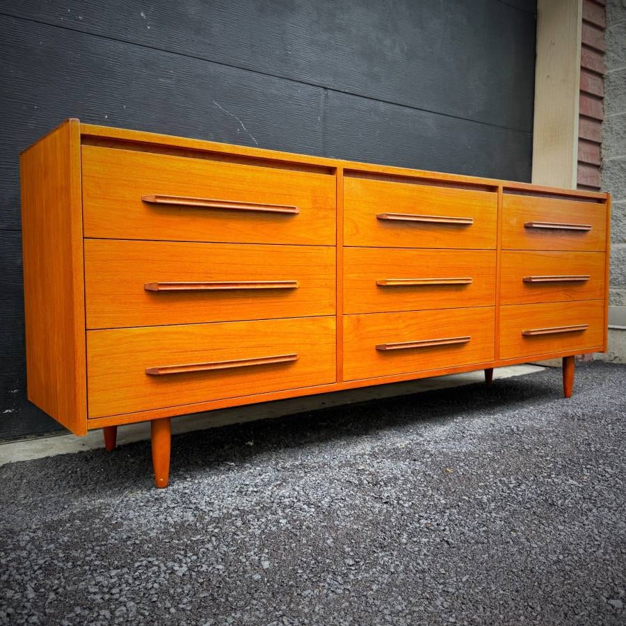 Mid century modern teak 9 drawer dresser — photograph 2 of 6