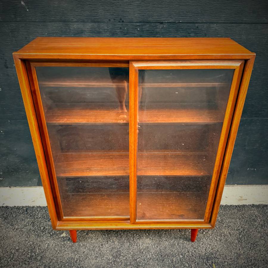 Mid century modern compact walnut and glass cabinet — photograph 4 of 6