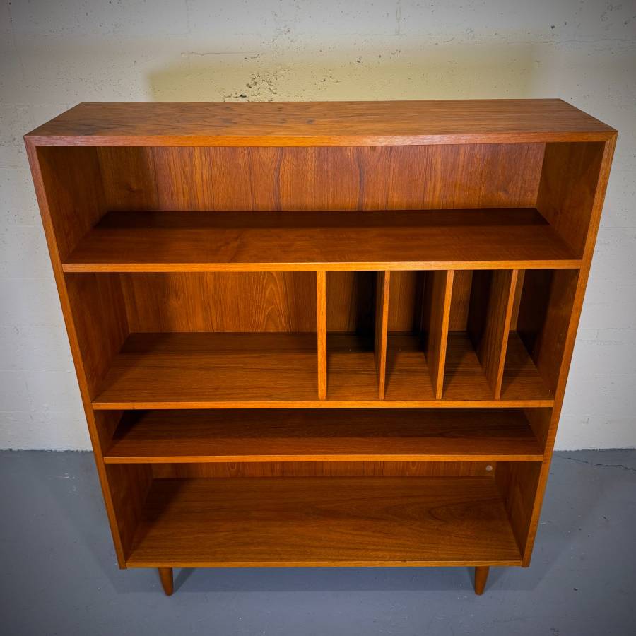 Stunning high quality danish modern teak LP shelving unit — photograph 4 of 5