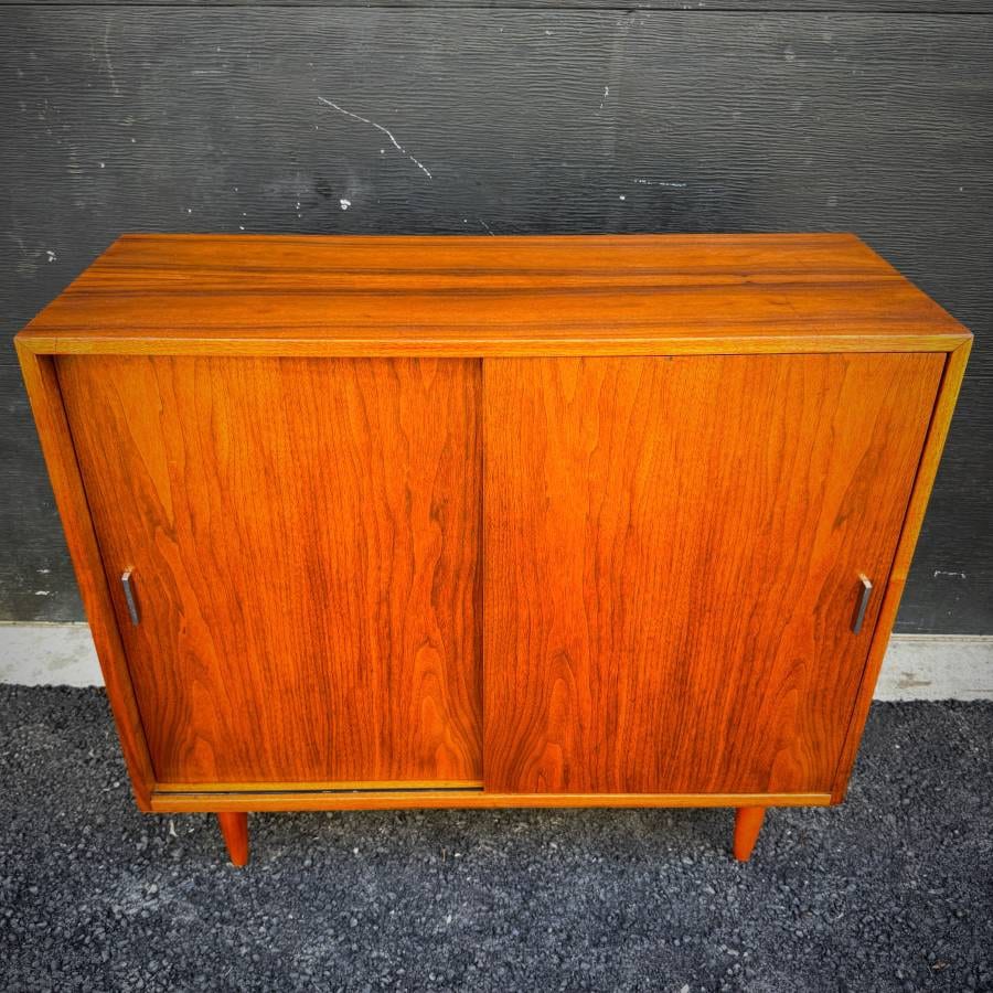 Gorgeous mid century modern walnut credenza — photograph 3 of 6