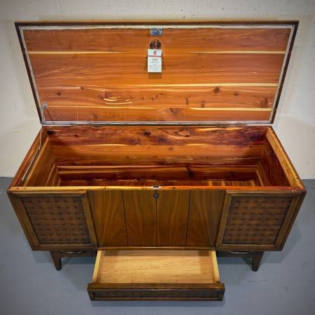 Beautiful mid century modern walnut chest — photograph 5 of 6