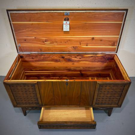 Beautiful mid century modern walnut chest — photograph 5 of 6