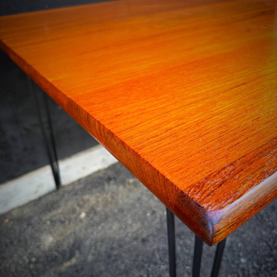 Beautiful compact solid teak vintage atomic dining table — photograph 5 of 6