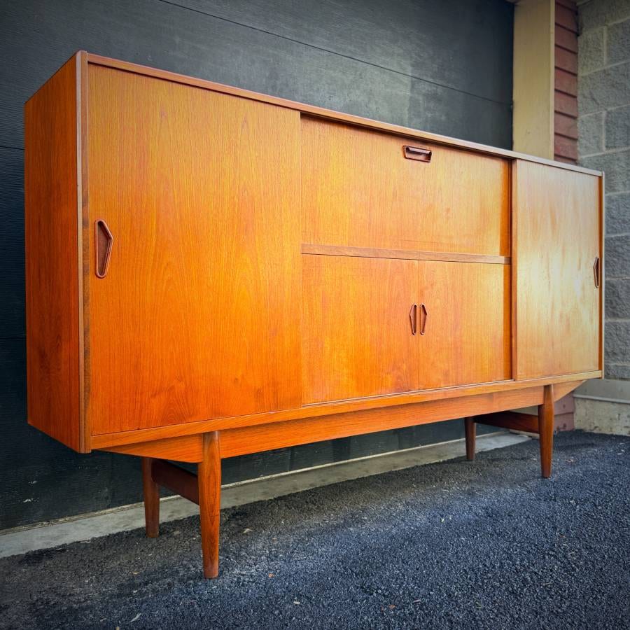 Extra large mid century danish modern teak sideboard — photograph 2 of 11