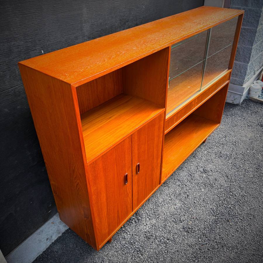 Beautiful slim profile mid century modern teak credenza shelving unit — photograph 5 of 8