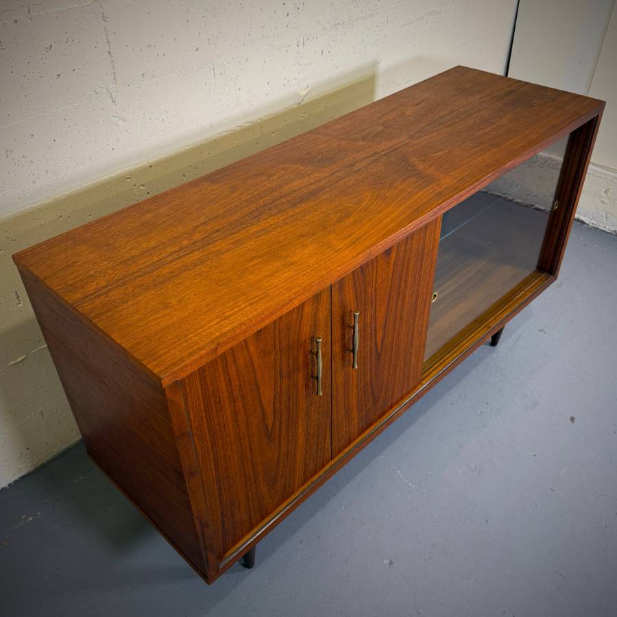 Beautiful mid century modern walnut and glass credenza — photograph 5 of 7