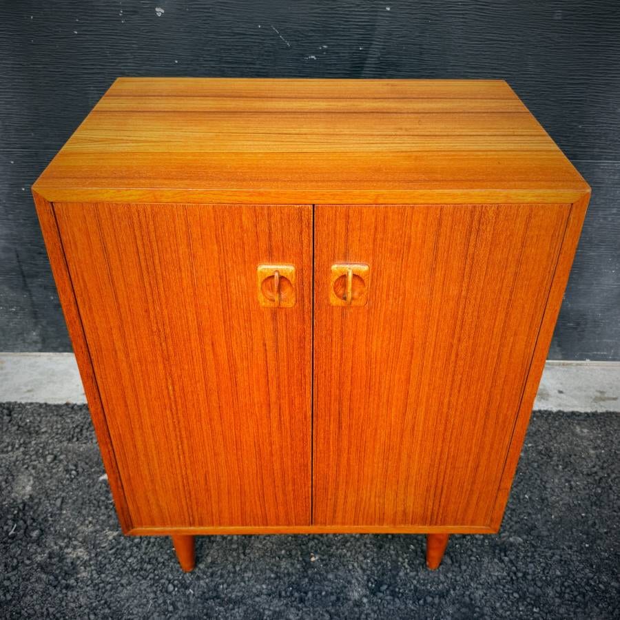 Mid century modern teak credenza — photograph 4 of 6