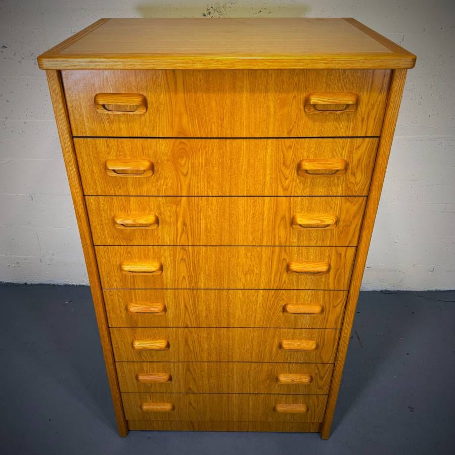 Extra large vintage mcm oak 8 drawer tall boy dresser — photograph 4 of 6
