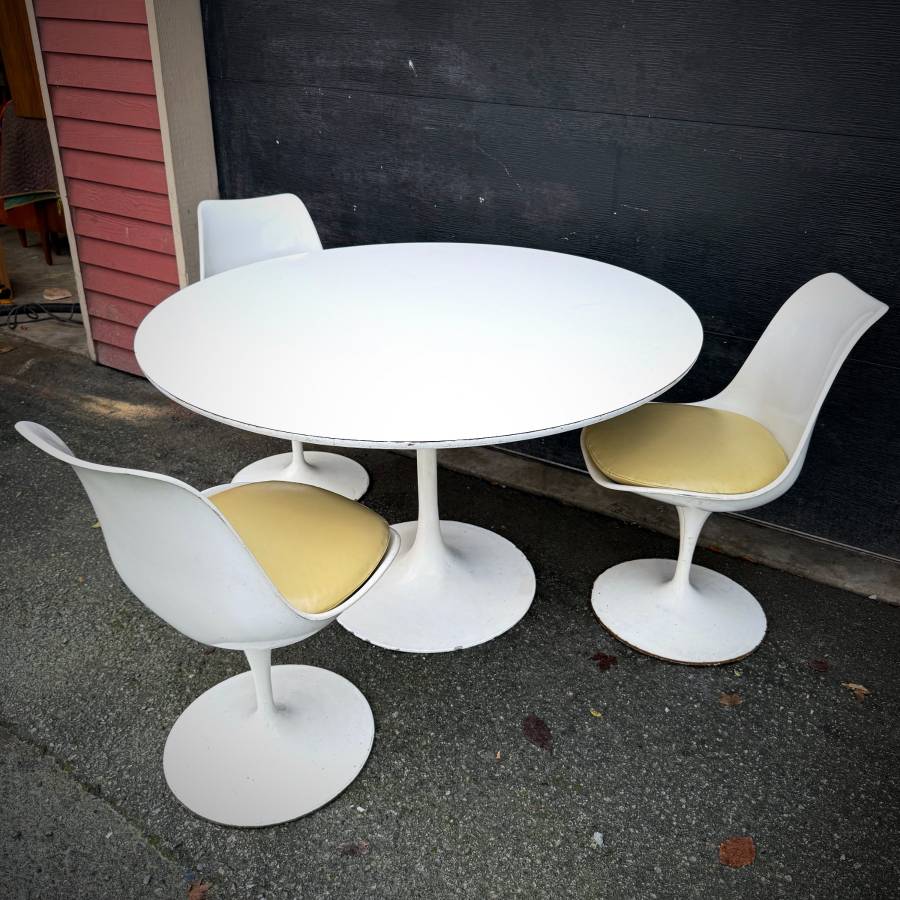 1960s Mcm Eero Saarinen style dining chairs — photograph 3 of 13