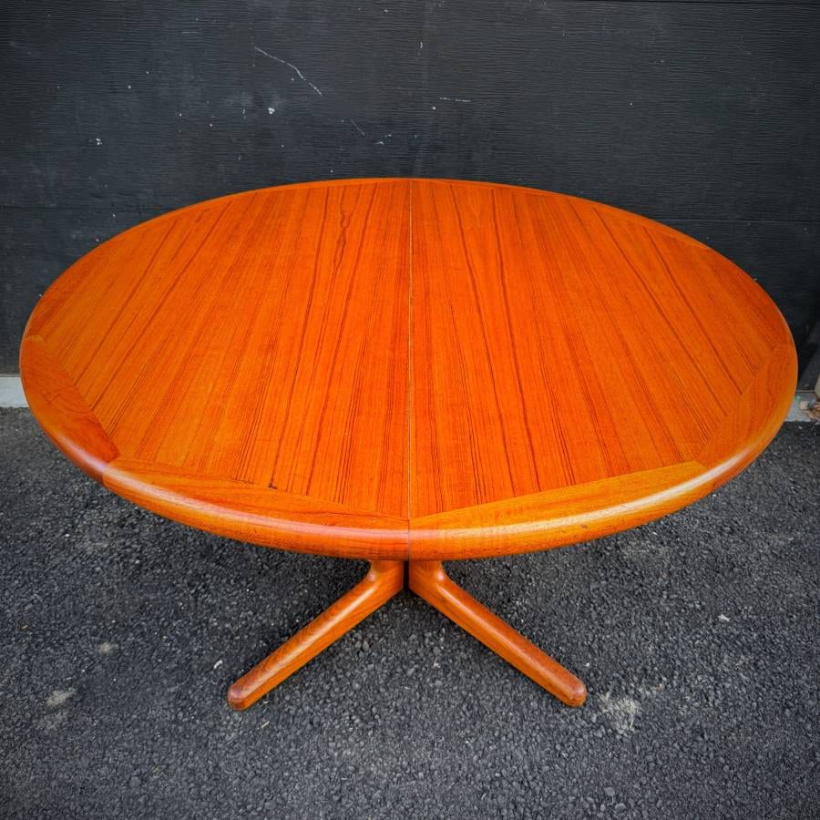 Vintage danish modern round teak pedestal table with extensions — photograph 2 of 10