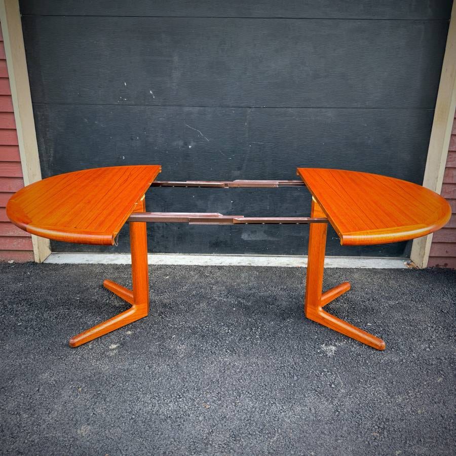 Vintage danish modern round teak pedestal table with extensions — photograph 5 of 10