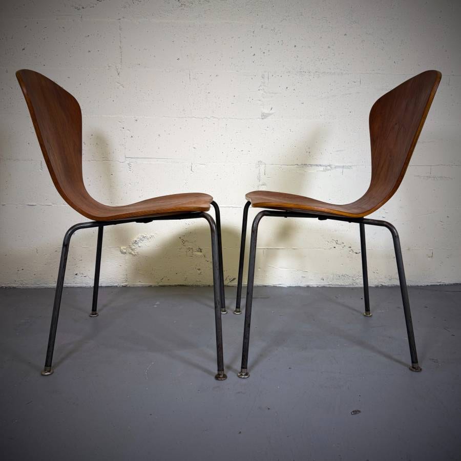 Pair of mid century modern Arne Jacobsen style chairs — photograph 5 of 6