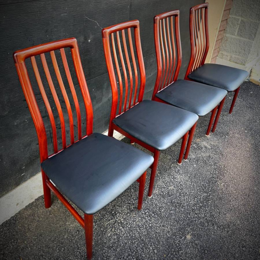 Beautiful vintage danish modern rosewood dining chairs — photograph 7 of 13