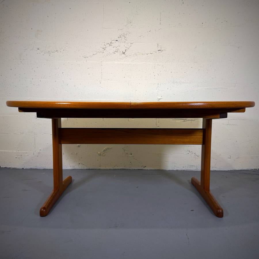 Beautiful danish modern teak oval dining table — photograph 4 of 7