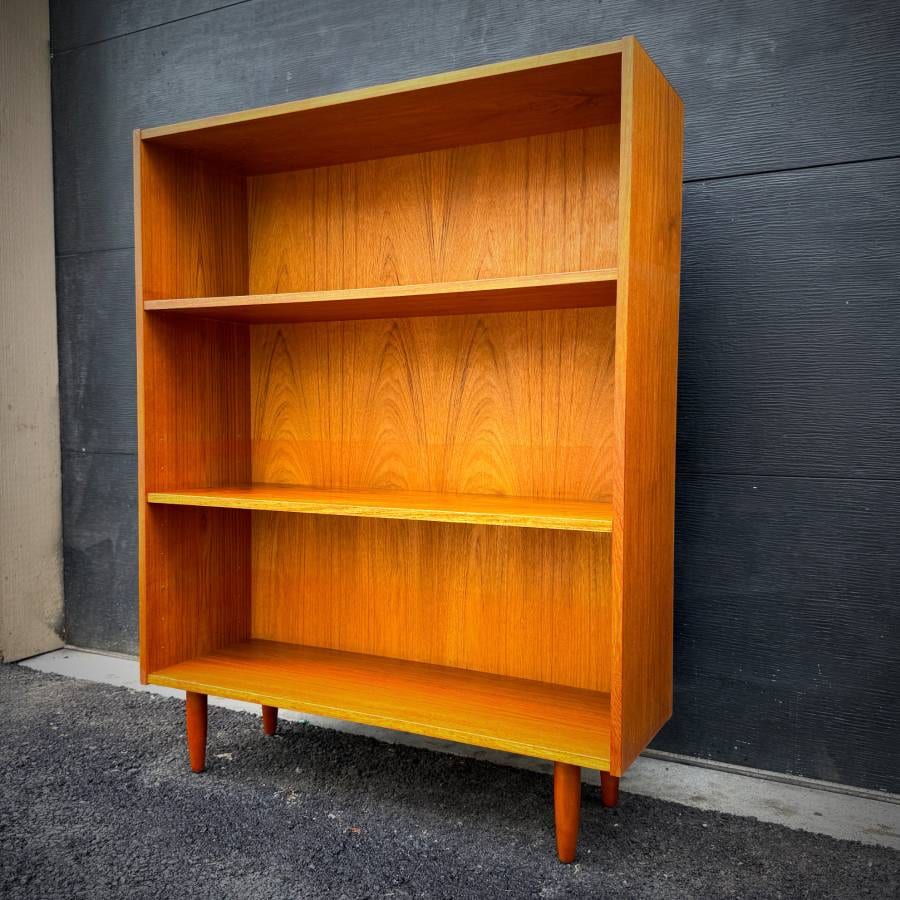 Mid century modern teak shelving unit — photograph 5 of 5