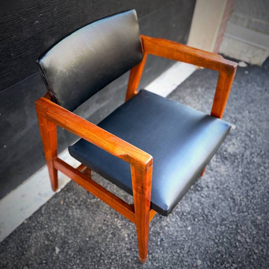 Mid century modern walnut occasional chair — photograph 4 of 6
