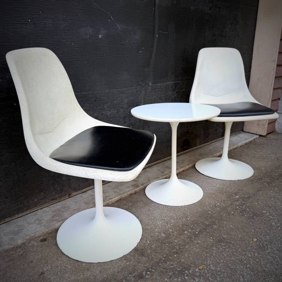 Pair of vintage saarinen tulip chairs and side table — photograph 3 of 9