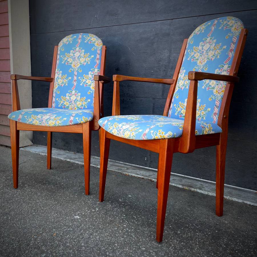 Pair of mid century modern teak arm chairs — photograph 4 of 8