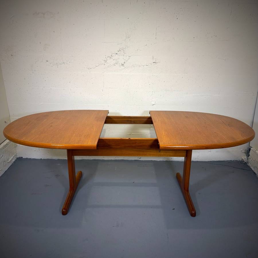 Beautiful danish modern teak oval dining table — photograph 3 of 7