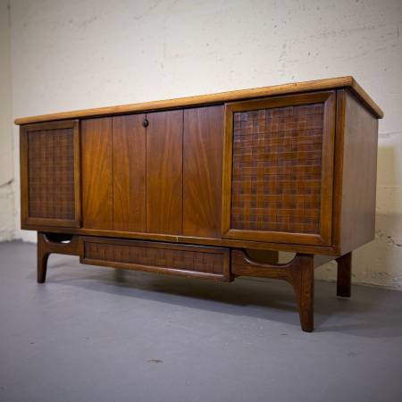 Beautiful mid century modern walnut chest
