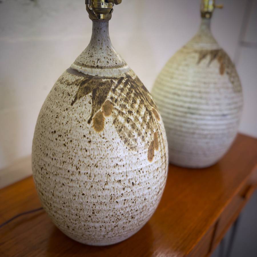 Pair of mid century modern ceramic table lamps — photograph 6 of 8