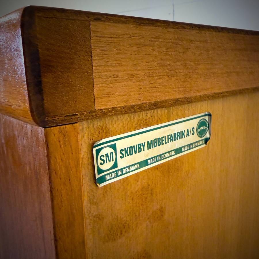 Beautiful danish modern teak and glass cabinet with interior lights — photograph 8 of 8