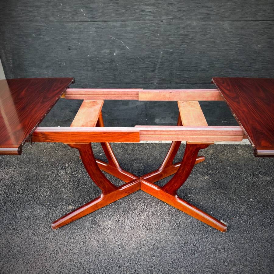 Beautiful vintage danish modern rosewood pedestal dining table — photograph 5 of 11