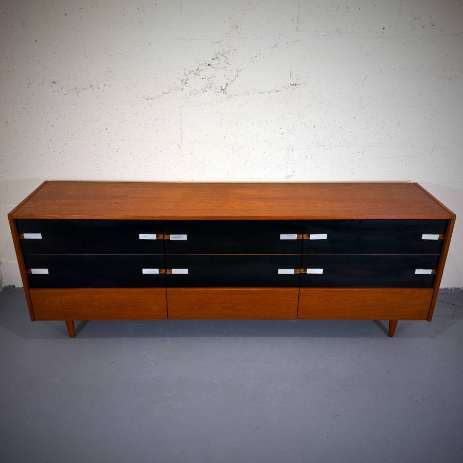 Mid century modern teak 9 drawer dresser — photograph 4 of 6