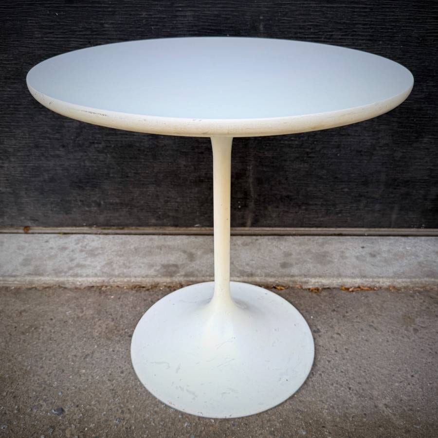 Pair of vintage saarinen tulip chairs and side table — photograph 6 of 9