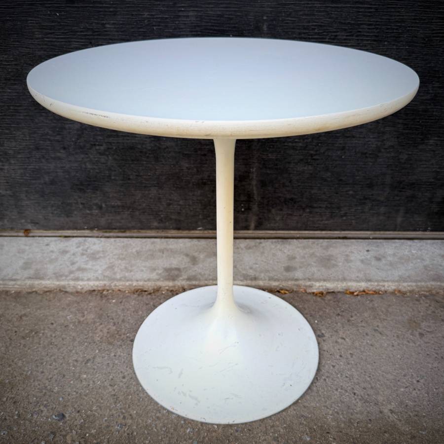 Pair of vintage saarinen tulip chairs and side table — photograph 6 of 9