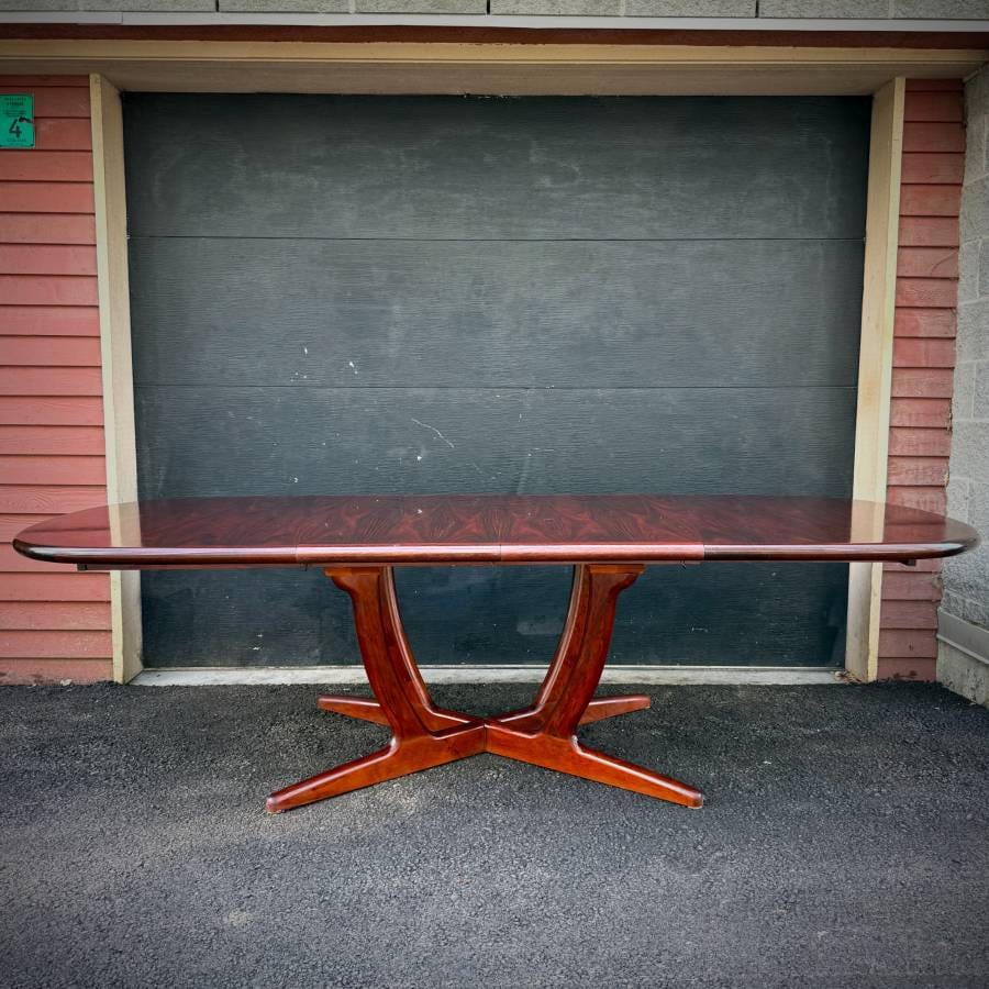 Beautiful vintage danish modern rosewood pedestal dining table — photograph 7 of 11