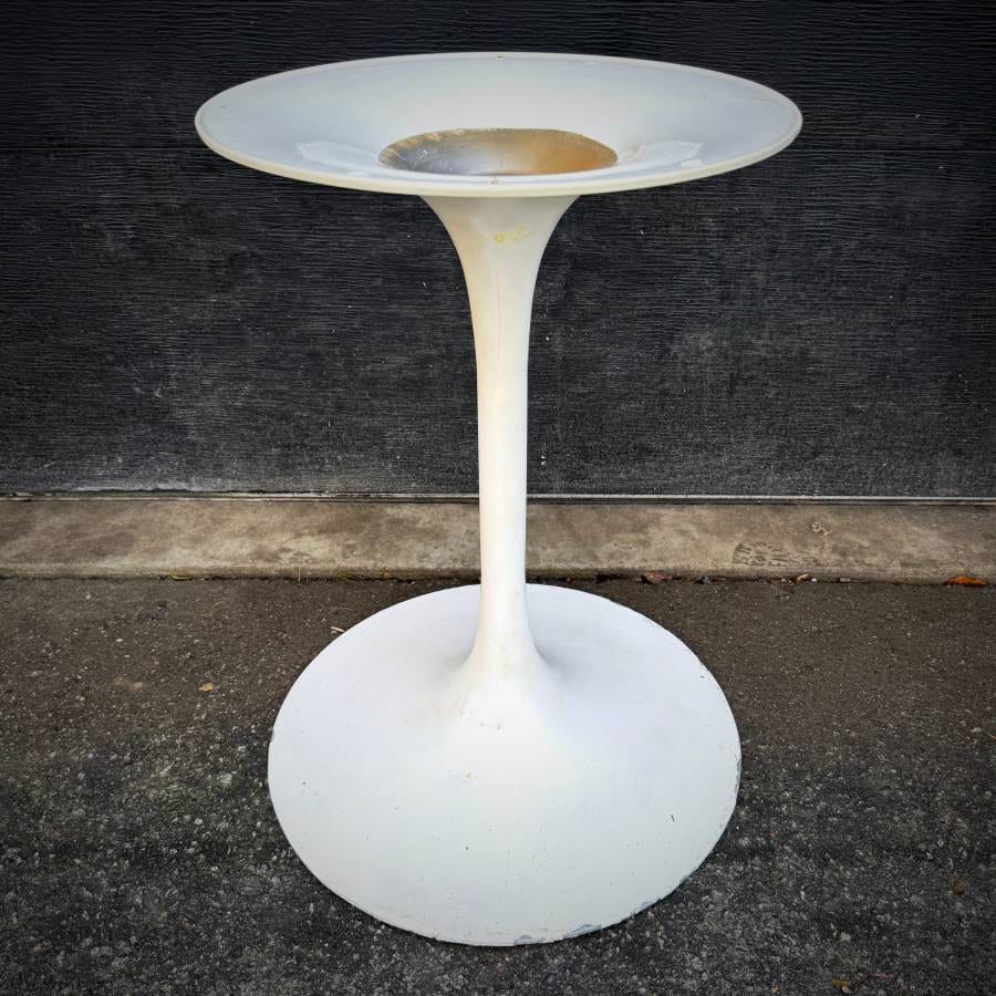 1960s Mcm Eero Saarinen style dining chairs — photograph 9 of 13