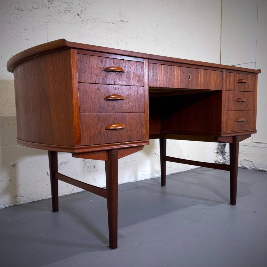 Beautiful 1960s danish modern teak desk — photograph 3 of 10