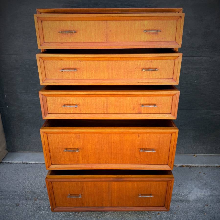 Beautiful extra large mid century modern dresser — photograph 6 of 7
