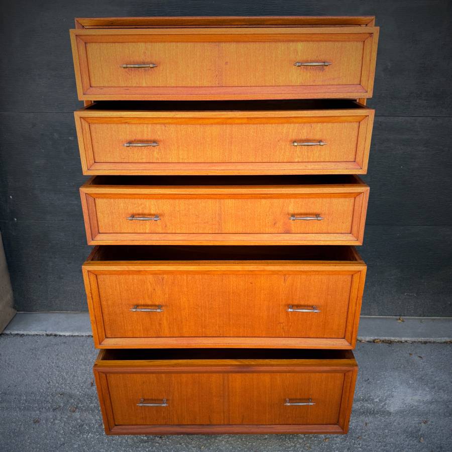 Beautiful extra large mid century modern dresser — photograph 6 of 7
