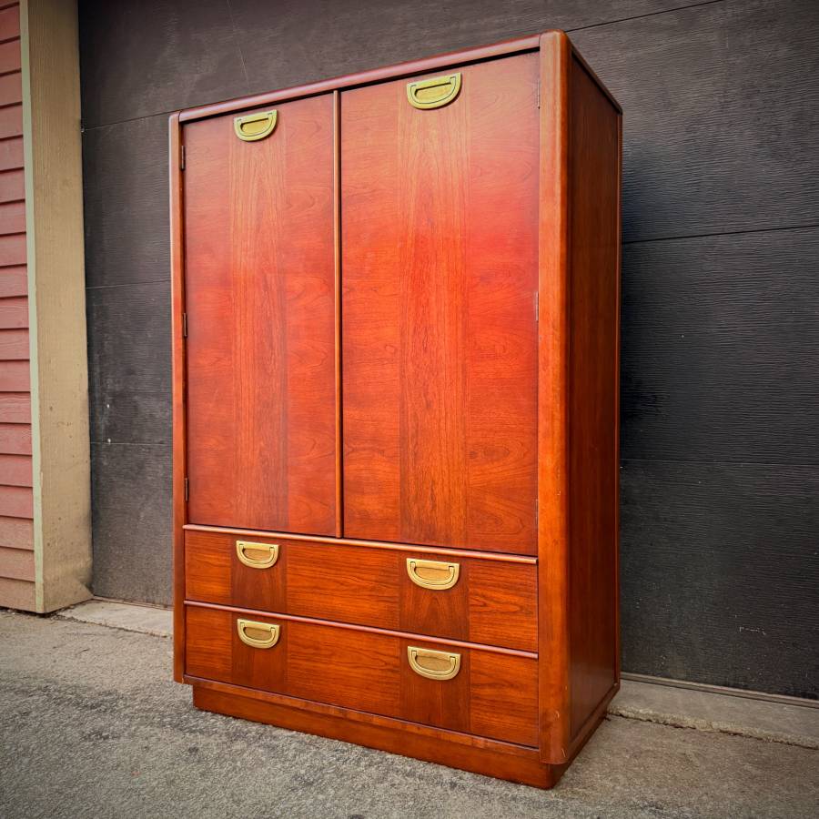 Large mid century modern rosewood chest of drawers by Deilcraft — photograph 2 of 6