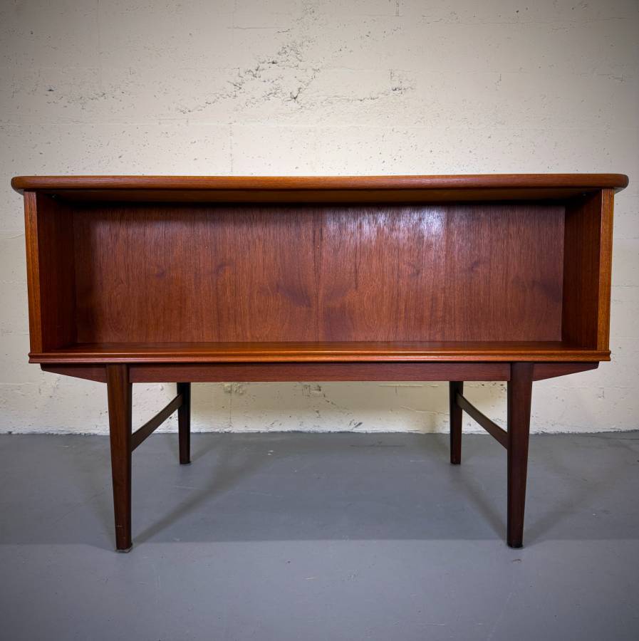Beautiful 1960s danish modern teak desk — photograph 9 of 10