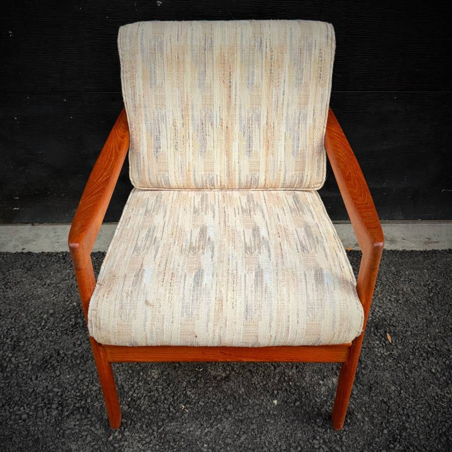 Danish mid century modern teak lounge chair — photograph 4 of 8