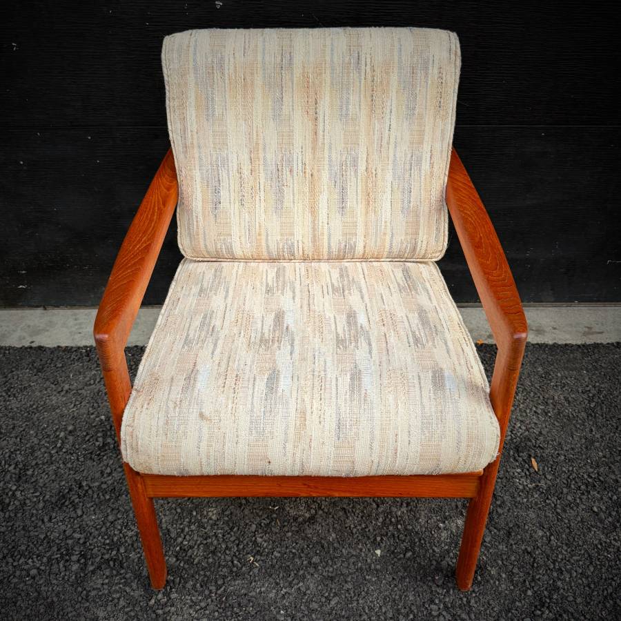 Danish mid century modern teak lounge chair — photograph 4 of 8